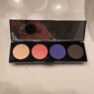 😊 $20 OR 2 for $30 — MAC Cosmetics x Hello Kitty Eyeshadow Quad